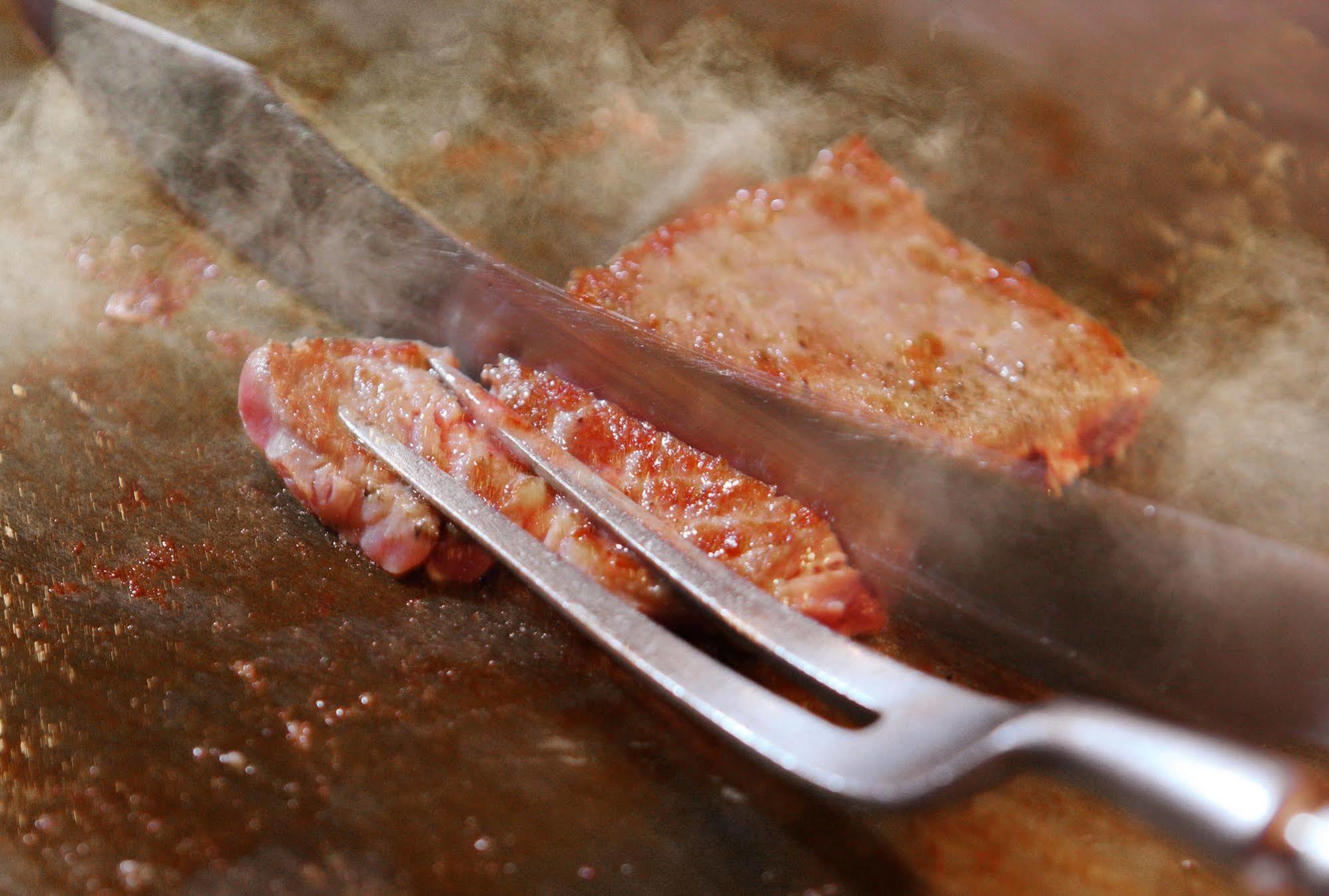 아사야 호텔 닛코 시 외부 사진 A meat fork being used to serve meat